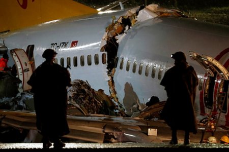Пассажирский самолет в аэропорту Стамбула съехал с полосы и разломился пополам