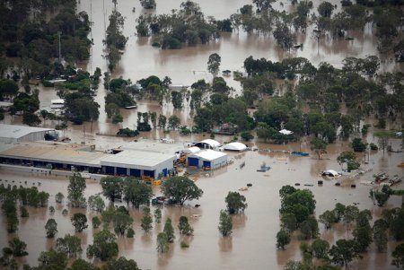 Дождь в Австралии потушил горевший больше двух месяцев лес и вызвал наводнение
