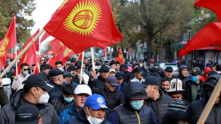 Президент Кыргызстана ввел в Бишкеке чрезвычайное положение