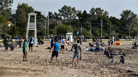 Аномальная жара в Греции: локдаун на пляже и купания в море