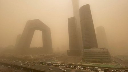 Апокалипсис в небе: на Пекин обрушилась самая сильная песчаная буря за десятилетие