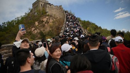 Фотофакт: огромные толпы на Великой Китайской стене