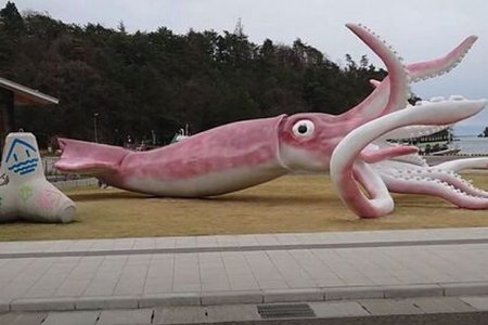 Японский город потратил выплаты за COVID-19 на гигантскую статую кальмара