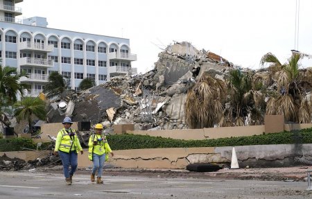 Во Флориде завершили поиски пропавших без вести на месте обрушения здания
