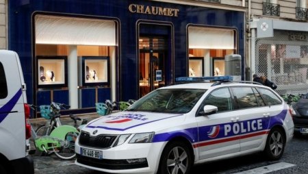 Грабитель на электросамокате увез драгоценности на миллионы евро из ювелирного магазина в Париже