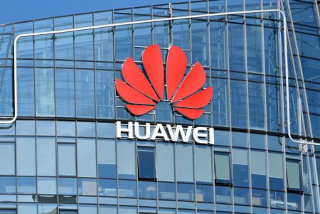 Huawei запатентовала смартфон с растягивающимся дисплеем
