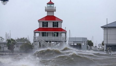 Мощный ураган "Ида" дошел до США. Новый Орлеан готовится к удару стихии