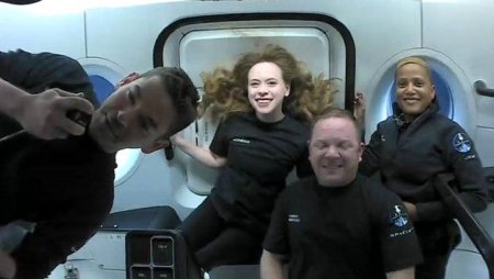 Космические туристы на орбите. Первые снимки пассажиров «Драгона»