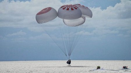 Космический корабль SpaceX с экипажем из четырех туристов приводнился в Атлантическом океане