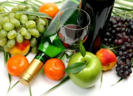 Медики назвали фрукты и ягоды, которые не стоит сочетать с алкоголем