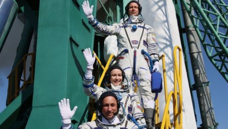 «Роскосмос» отправил на МКС экипаж с актрисой Юлией Пересильд - снимать кино