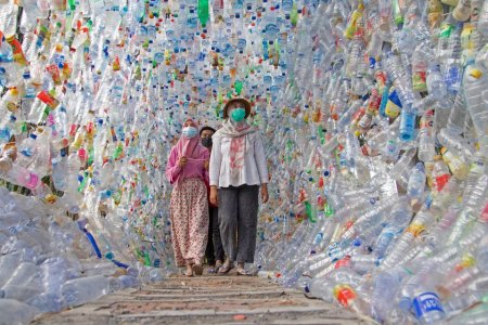 В Индонезии открыли музей, сделанный полностью из пластикового мусора