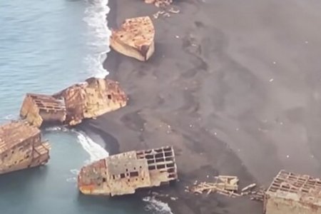 В Японии после землетрясения всплыли затопленные корабли-призраки
