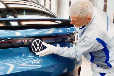 Volkswagen собрал первые серийные электрокары ID.5