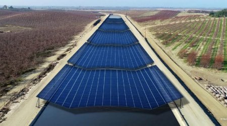 В Калифорнии реки и каналы накрыли солнечными панелями