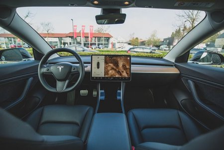 Tesla начнет следить за водителями через камеру