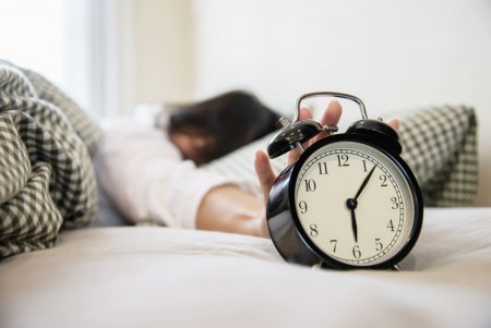Ученые выяснили, как дремота после звонка будильника влияет на здоровье