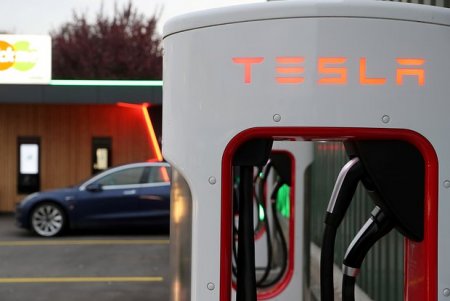 Для автомобилей Tesla выпустят беспроводную зарядку