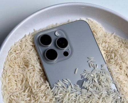 Apple запретила класть iPhone в рис