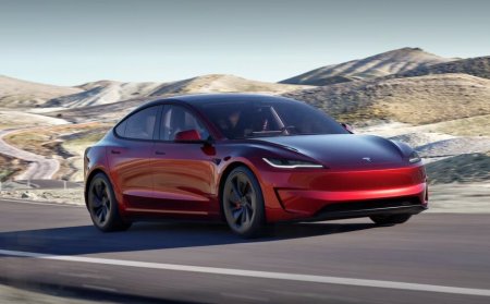 Tesla представила самую мощную и быструю Model 3