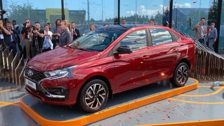 АвтоВАЗ показал новую модель — седан Lada Iskra