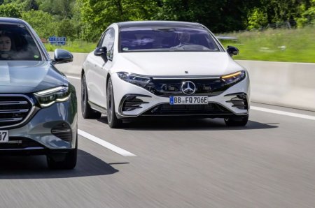 Автомобили Mercedes-Benz научатся автоматически менять полосу движения
