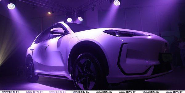 В Минске презентовали первый собранный в Беларуси электромобиль Geely EX5
