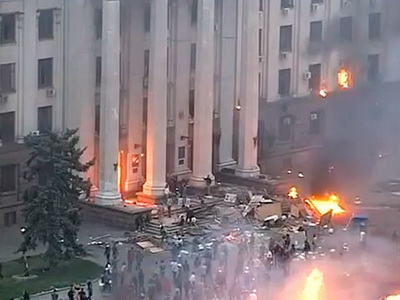 МВД Украины объявило, что Дом профсоюзов в Одессе подожгли «коктейлями Молотова» сверху