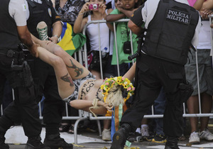 FEMEN провели акцию протеста во время парада в Бразилии