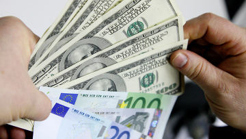 Доллар остановился, евро и рубль подросли