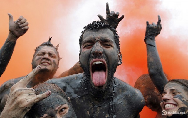 Карнавал в Бразилии утонул в грязи (фото)