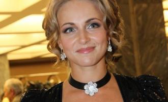 Анна Снаткина, звезда сериала «Татьянин день», превратилась в сексуальную блондинку