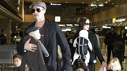Джоли и Питт прицениваются к аэропорту