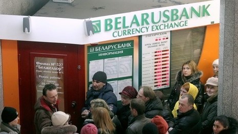 Белорусы в апреле стали больше покупать и продавать валюты