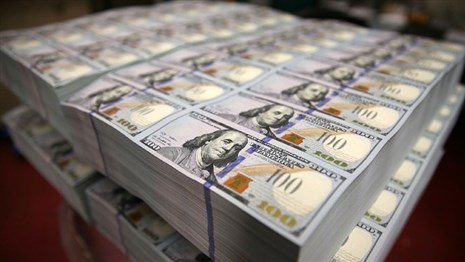 США вводят в обращение новую 100-долларовую купюру