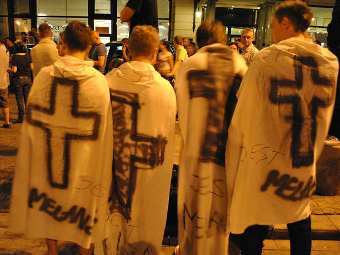 В Варшаве тысячи демонстрантов потребовали убрать крест в память о Лехе Качиньском
