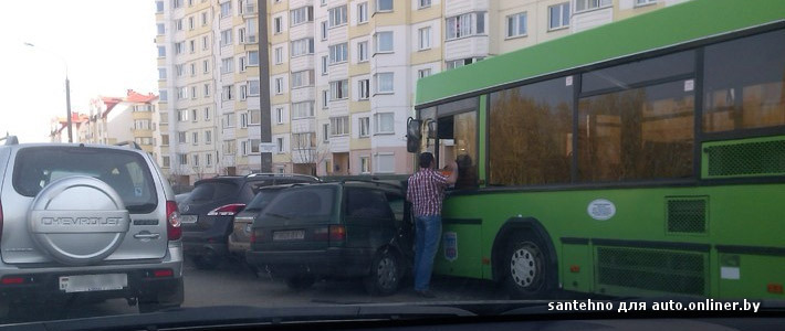 Минск: автобус протаранил шесть припаркованных автомобилей
