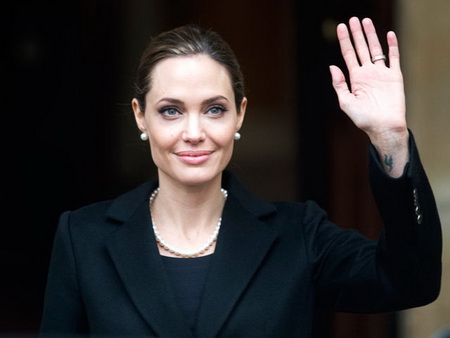 Тетя Анджелины Джоли умерла от рака груди через несколько дней после признания актрисы о мастэктомии