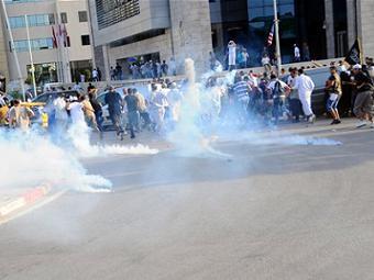Демонстрантов у посольства США в Тунисе разогнали слезоточивым газом