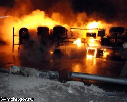 В Саратове взорвался бензовоз, сгорело 30 машин