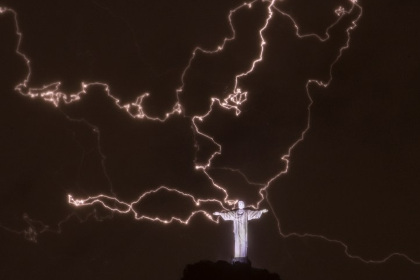 Статую Христа-Искупителя в Рио-де-Жанейро повредила молния