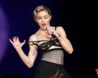 На концерте в Риме Мадонна разделась до трусов (Видео)
