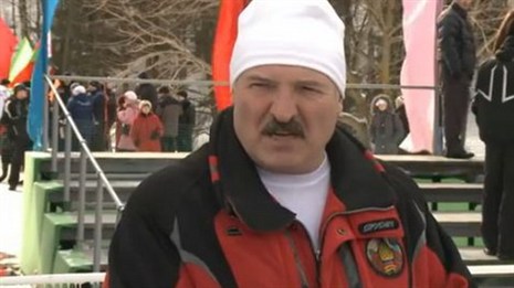 В Сочи Лукашенко при катании на лыжах упал с горы