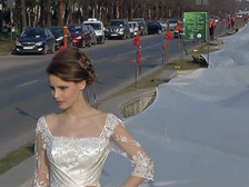 Румыны сшили самое длинное в мире свадебное платье (Фото)