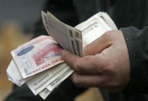Средняя зарплата в Беларуси в декабре 2010 года достигла 500 долларов