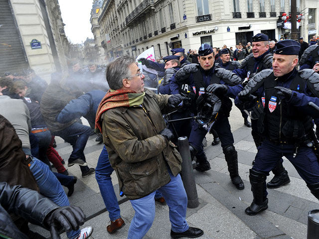 Участников многотысячного протеста против гей-браков во Франции разогнали слезоточивым газом (Фото)