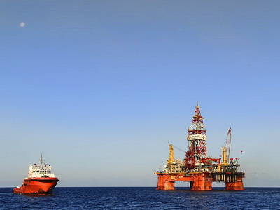 Вьетнам мешает Китаю добывать нефть в районе спорных островов