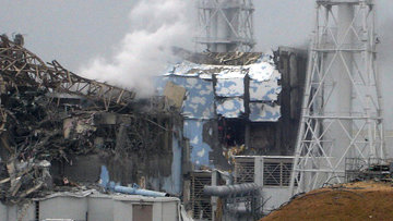 Реакторы АЭС «Фукусима-1» заливают водой с вертолетов (ВИДЕО)