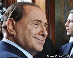 С.Берлускони закидают женскими трусами