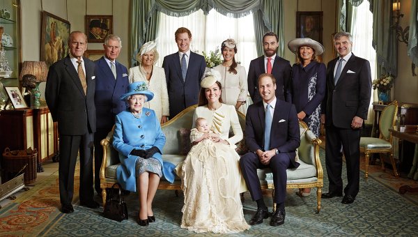 Опубликована фотография королевы Елизаветы II с тремя поколениями